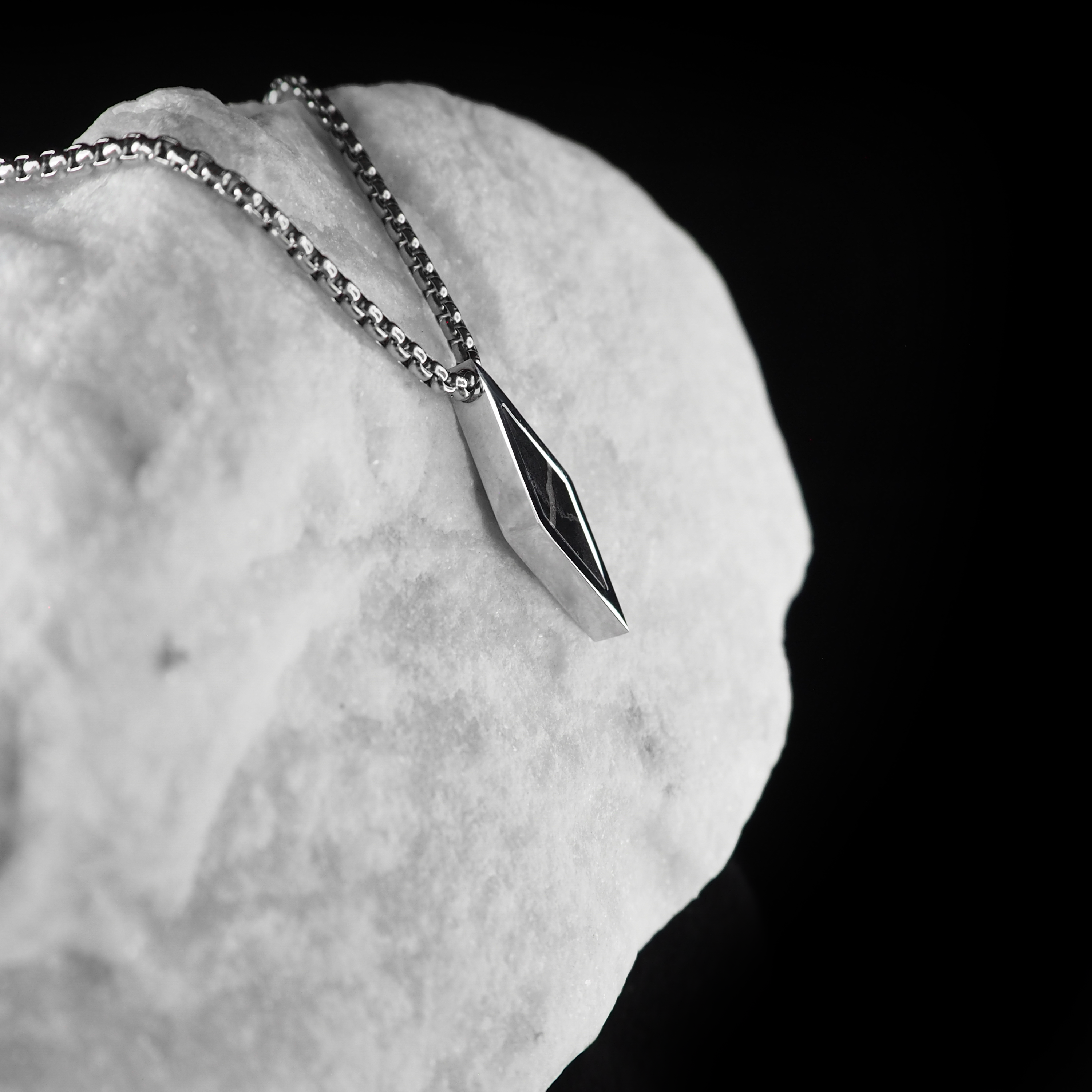 NEXRA SCHWARZER MARMOR - SILBERFARBEN